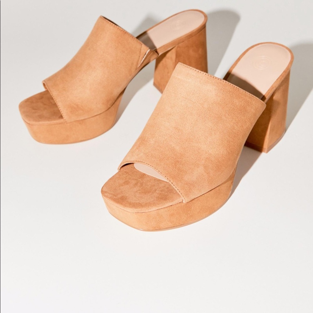 NWT Urban Outfitters Tan Gigi Platform Mules - Picture 1 of 9